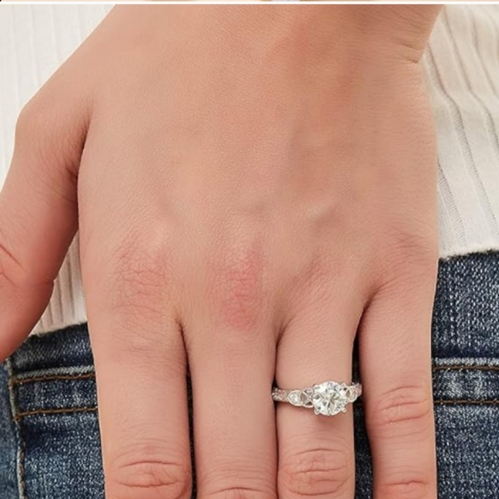 NEW S925 Moissanite Ring   Sz5 Never worn. Final